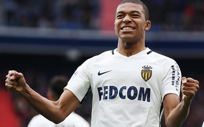 博乐体育-佩德里助攻后微微一笑